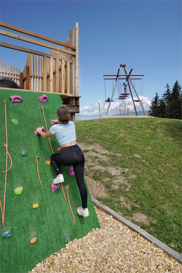 De la grimpette face au Mont-Blanc sur l'aire de jeux panoramique à Megève - Soren Rickards