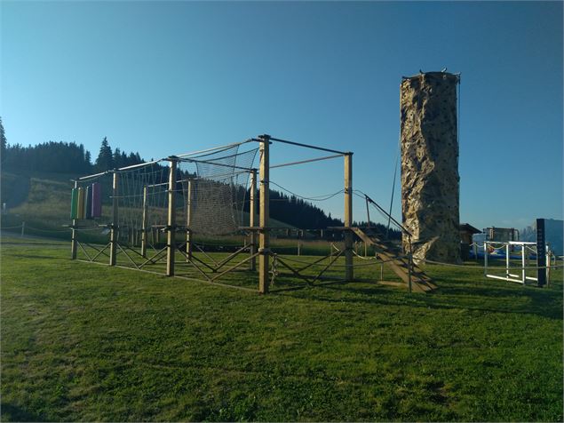Parcours accrobranche et mur d'escalade - Soren Rickards