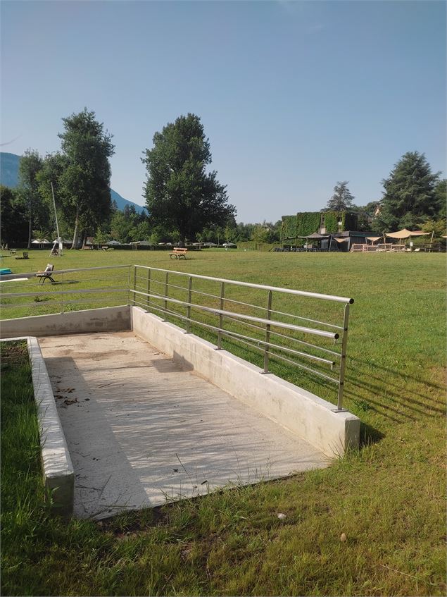 Rampe d'accès à l'eau pour PMR sur plage de Pré Argent - L. Brevard