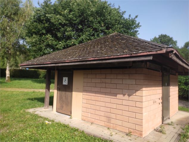 Toilettes PMR sur la plage Pré Argent - L. Brevard