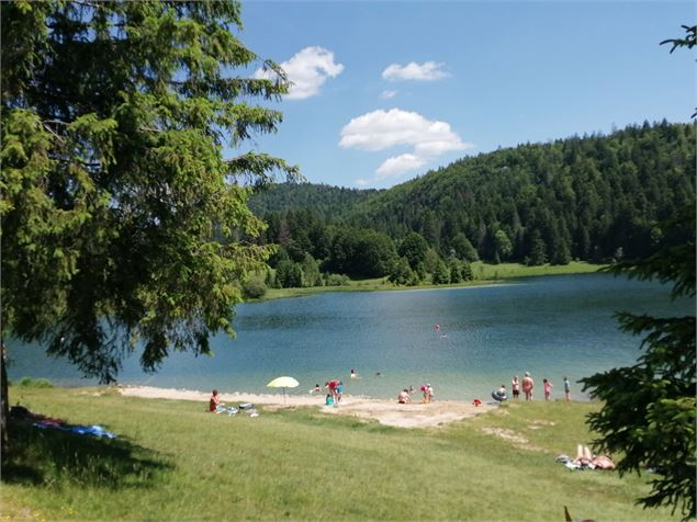 Baignade lac Genin - TourismeHautBugey©2014_MarcChatelain