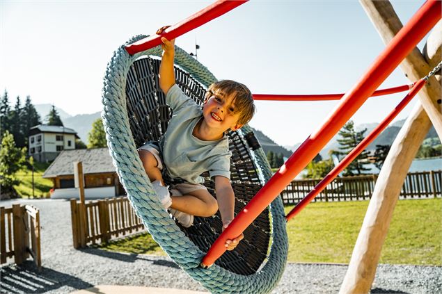 Enfant sur balançoire de l'aire de jeux de Vonnes - C.Marchand - Mairie de Châtel