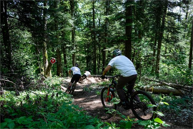 Vététistes sur piste de DH - Thomas Balliard