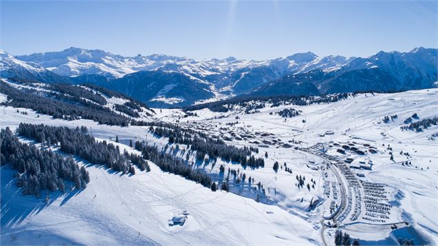 La piste bleue de la Chapelle et le col des Saisies vus depuis le Val d'Arly - Thuria