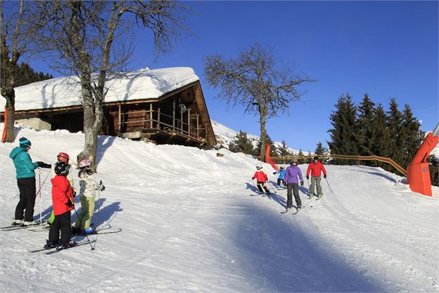 Piste du Chozal en direction de Hauteluce. Entre vues splendides et chalets ancestraux - Thuria