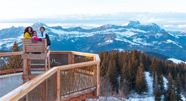 Terrasse panoramique au sommet du Chard du Beurre. Vue sur la chaine des Aravis, le Mont Blanc et le