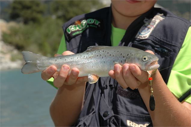 Enfant avec un poisson dans les mains - B. Thomas