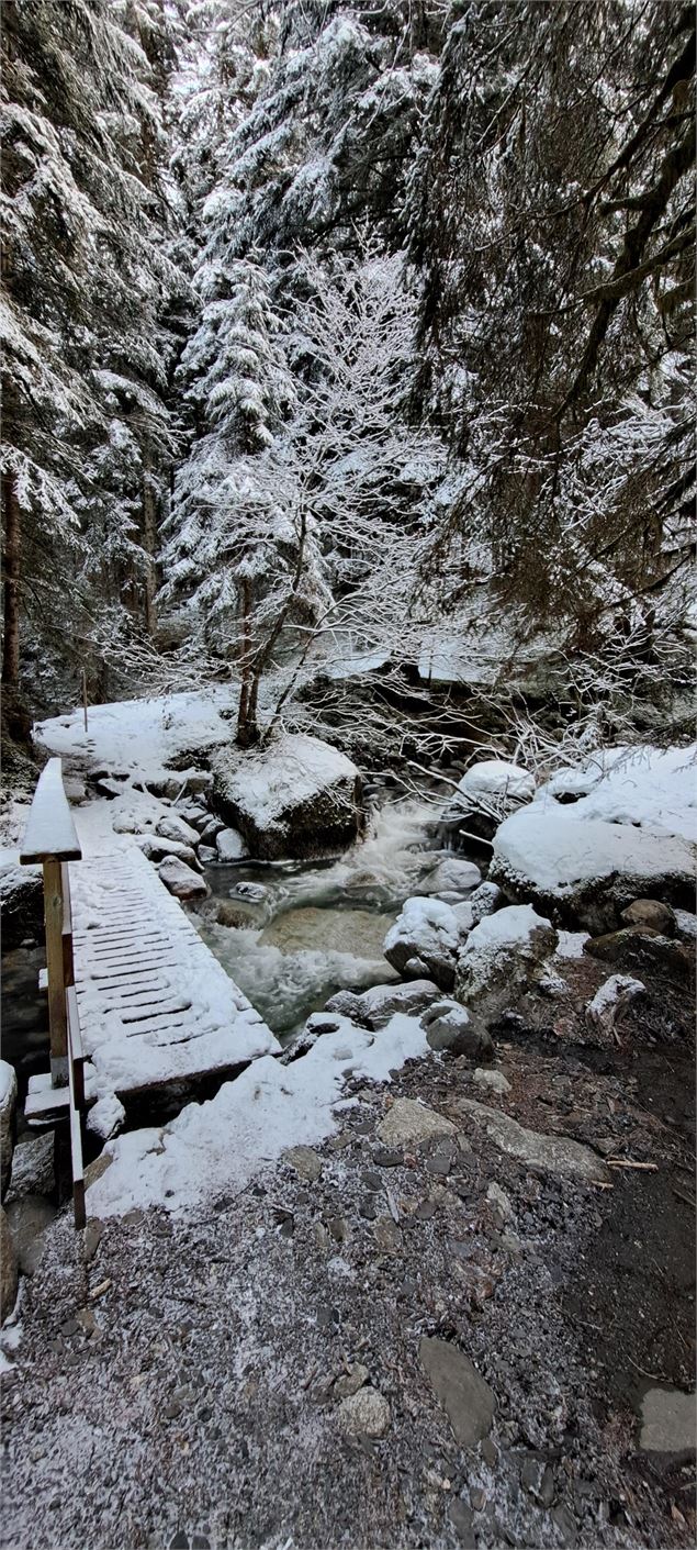 Sentier passant à proximité de la rivière - Cordon Tourisme