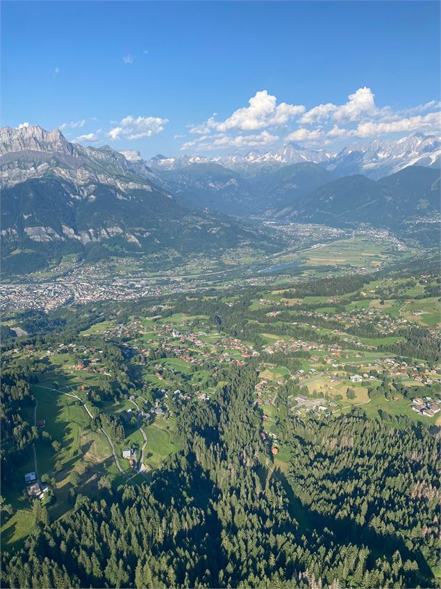 Vue en parapente du village de Cordon - © Pierre BRETEAU