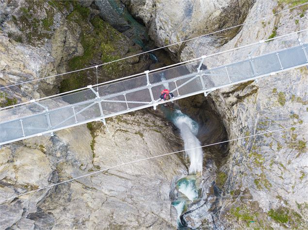 Les marmites de géant sous la passerelle - D.Cuvelier - OTHMV