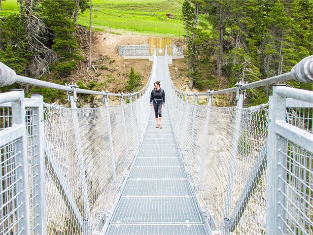 Une femme sur la passerelle himalayenne - D.Cuvelier - OTHMV