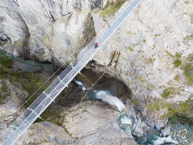 Le gouffre et la cascade sous la passerelle - D.Cuvelier - OTHMV
