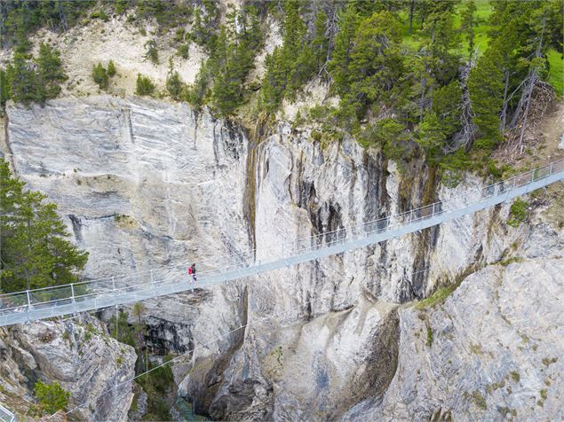 La falaise calcaire à côté de la passerelle - D.Cuvelier - OTHMV