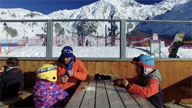 Famille à la buvette de la Vormaine - OTChamonix Alexandre Juillet