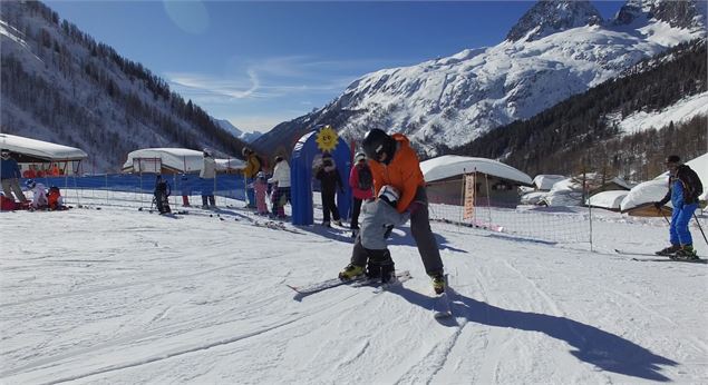 Apprentissage sur la petite piste de ski - OTChamonix Alexandre Juillet