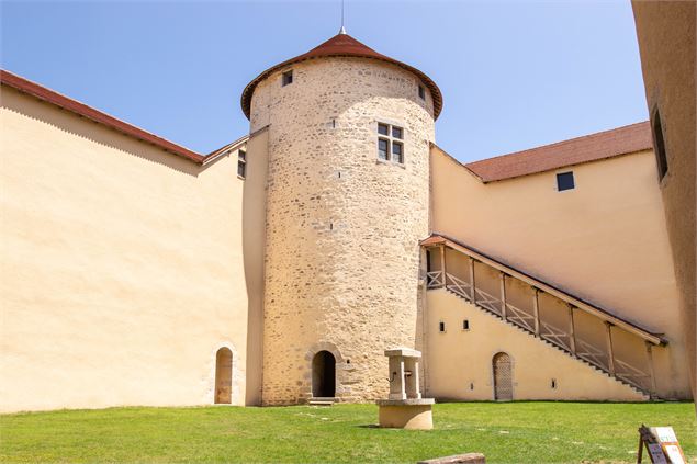 Cour intérieur château des Allymes Ambérieu-en-Bugey - David Pothin