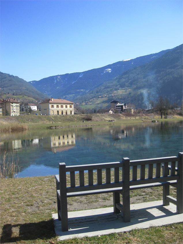 Vue sur le plan d'eau - Office de Tourisme d'Ugine