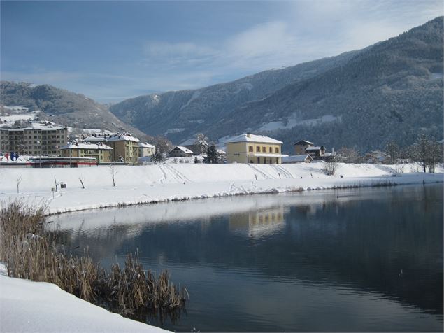 Plan d'eau et Office de Tourisme - Office de Tourisme d'Ugine