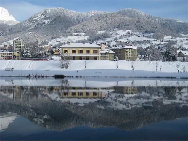 Plan d'eau et Office de Tourisme - Office de Tourisme d'Ugine