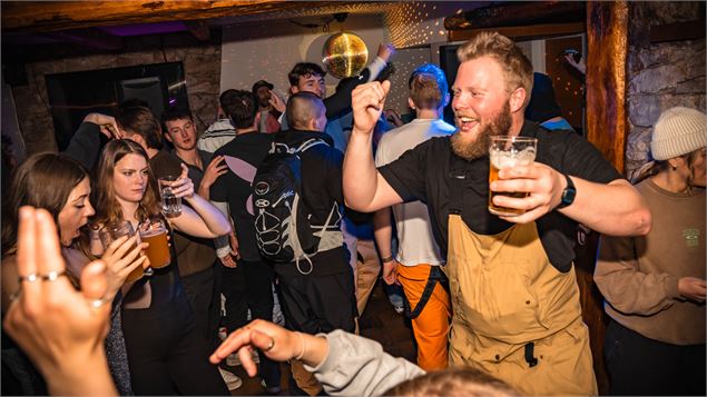 Vivez l’expérience Taverne : des nuits vibrantes, une foule en délire et une ambiance que vous ne tr