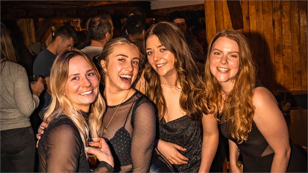 After-ski festif ou soirée survoltée, La Taverne vous réserve chaque jour un programme musical inoub