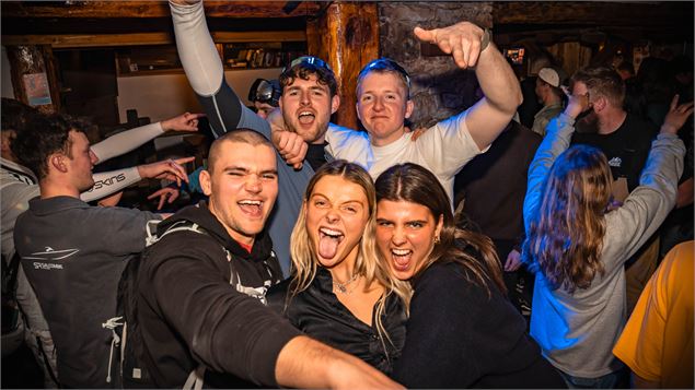 Que vous veniez pour un verre entre amis ou pour danser jusqu’au bout de la nuit, La Taverne est l’e