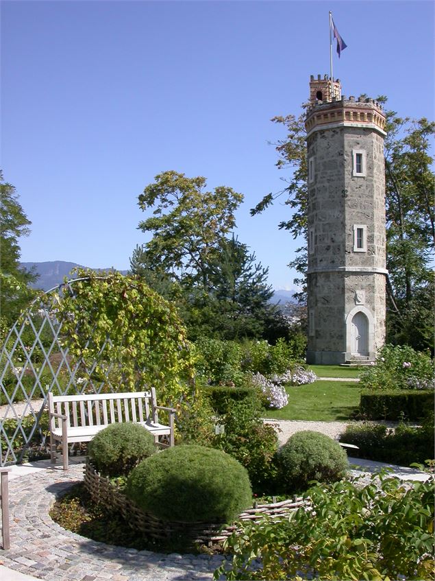 Roseraie et Tour - Mairie de Gaillard