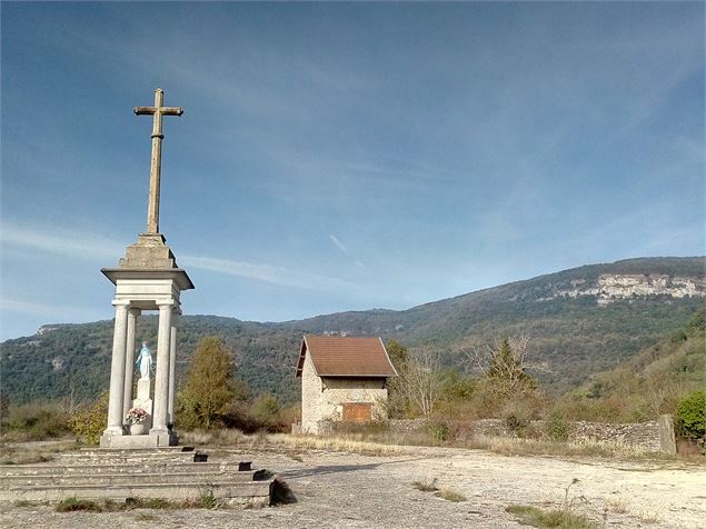 le calvaire à l'Octave sur les hauteurs de Villebois - Marilou Perino