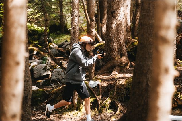 Garçon courant dans le sous-bois - Mathis Decroux