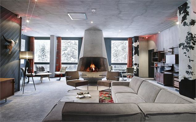 La cheminée de style Bauhaus au Totem Friendly Hôtel & Spa située dans une suite de l'hôtel - Totem