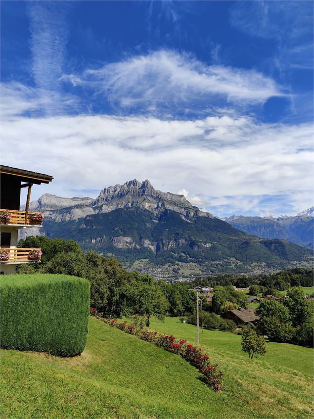 Vue sur les Aiguilles de Warens - © Cordon Tourisme