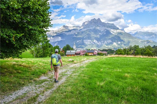 Chemin de la boucle arrivant au village - © Cordon Tourisme