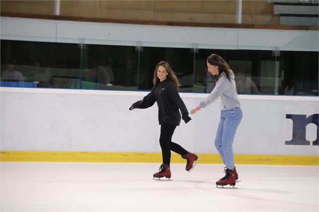 filles_patinent - mairie_megeve