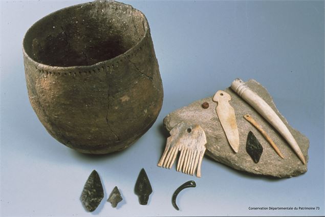 Céramique, peigne en bois de cerf et pointes du flèches du Néolithique - Photo Passion