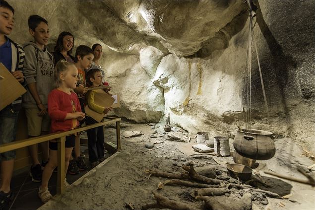 Reconstitution de la grotte des Balmes dans le musée. - Photo Passion
