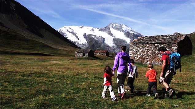 Famille au Clou - G Lucazeau