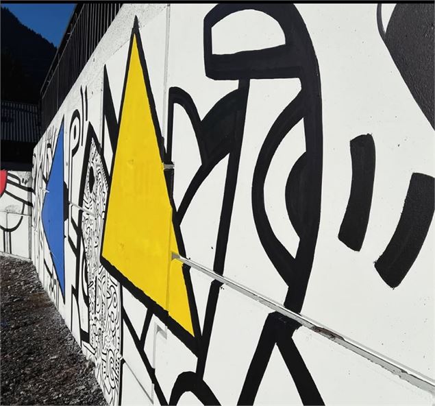 Fresque de Maddam Art à Flumet - OTI Val d'Arly