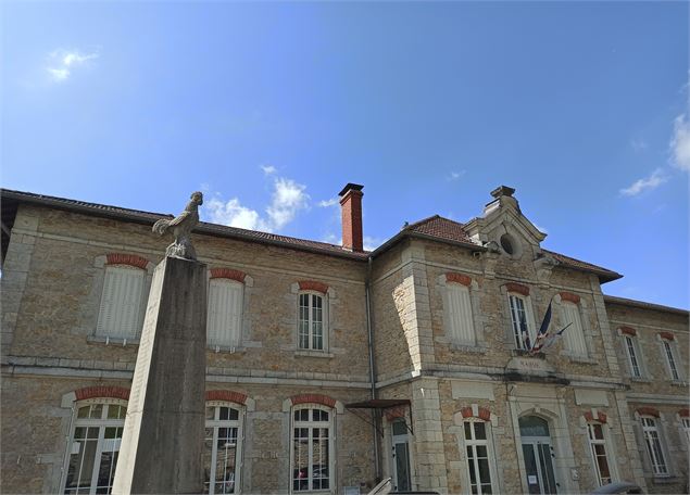Mairie de Bénonces et monument au souvenir - Ketty Tranchina
