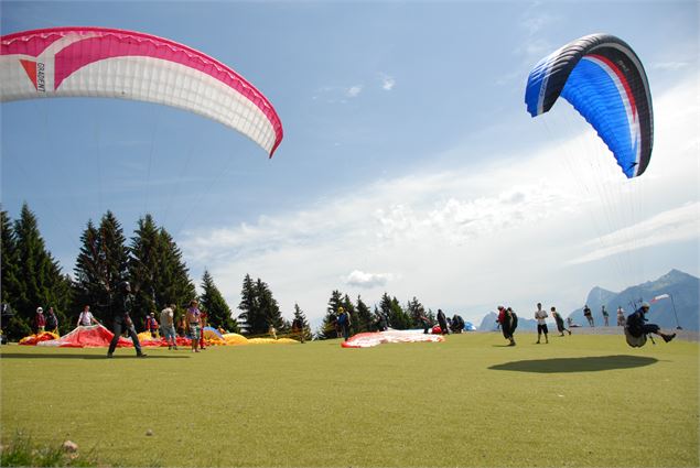 Lac Annecy parapente Col de La Forclazl - Office de tourisme Sources du lac d'Annecy