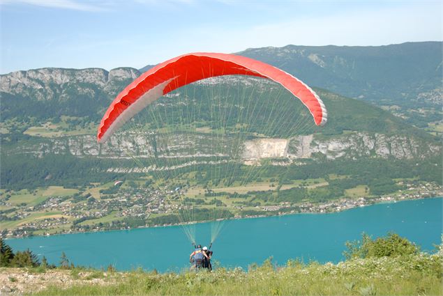 Lac Annecy parapente Col de La Forclazl - Office de tourisme Sources du lac d'Annecy