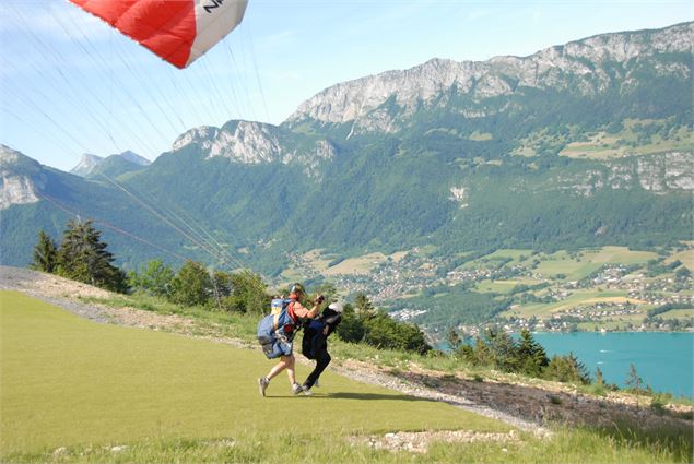 Lac Annecy parapente Col de La Forclazl - Office de tourisme Sources du lac d'Annecy