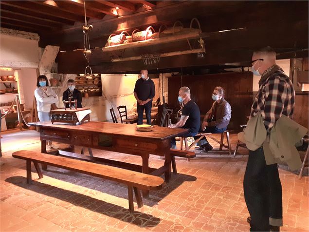 Ferme des Planons, visite guidée des reconstitutions - la cuisine - Département de l'Ain, Agathe Gau