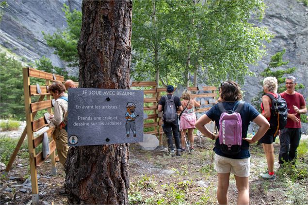 Activités dessin sur ardoises à la fin du sentier pour laisser une trace de votre passage - OTI mont
