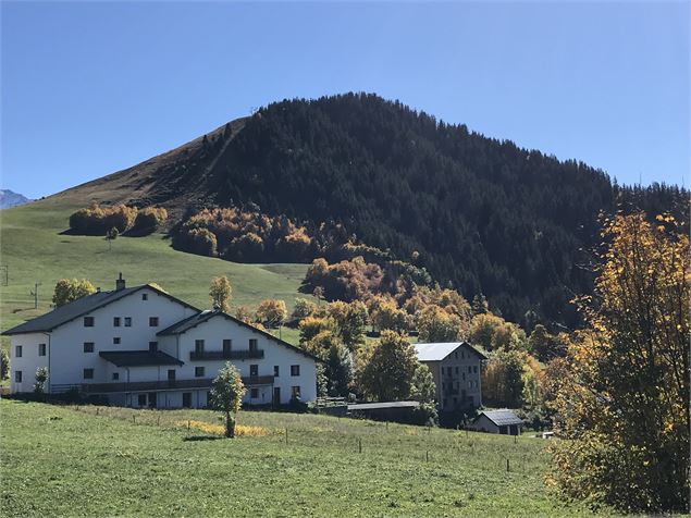 La Maison Blanche sur le chemin de la Colonne - OT Montagnicimes
