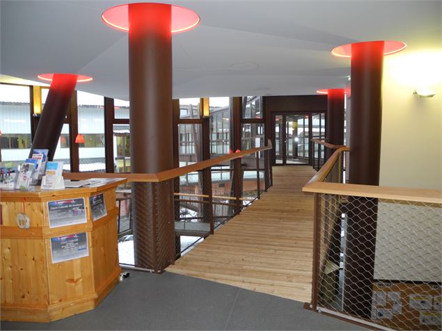 Accès aux tribunes par la passerelle - Gilles Lansard