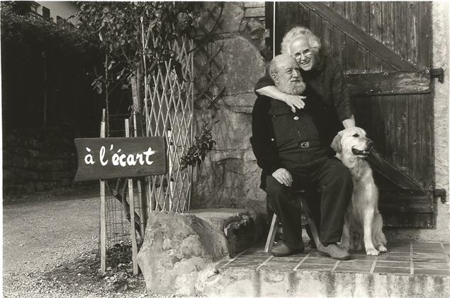 Marie-Jo et Michel Butor devant leur maison - Guy Desgrandchamps