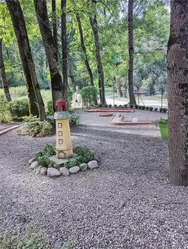 - Mini golf