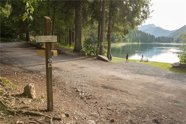 Le départ au bout du lac - Yvan Tisseyre / OT Vallée d'Aulps