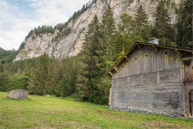 Passage par le hameau des Albertans - Yvan Tisseyre / OT Vallée d'Aulps