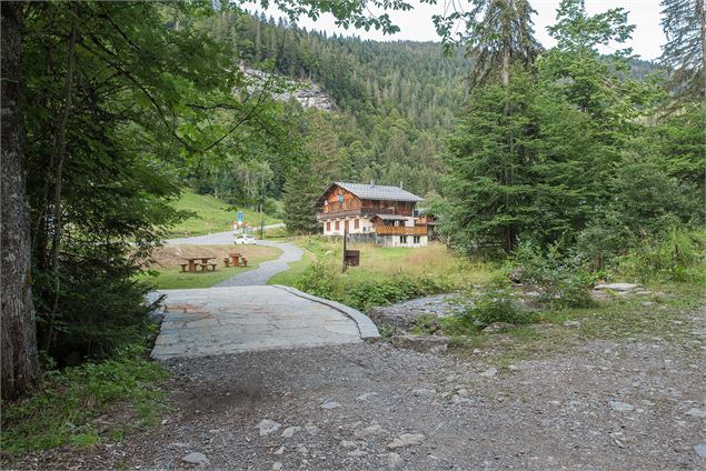Aire de pic-nic juste après la cascade en arrivant à Ardent - Yvan Tisseyre / OT Vallée d'Aulps